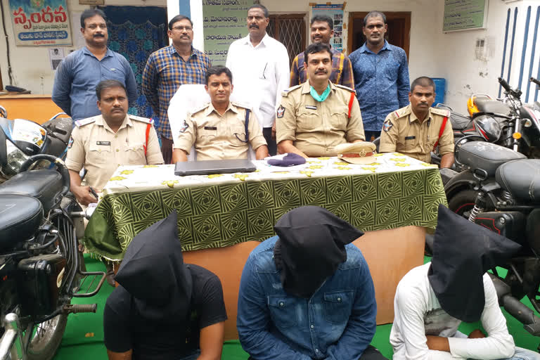 inter state thieves arrested by tanuku police