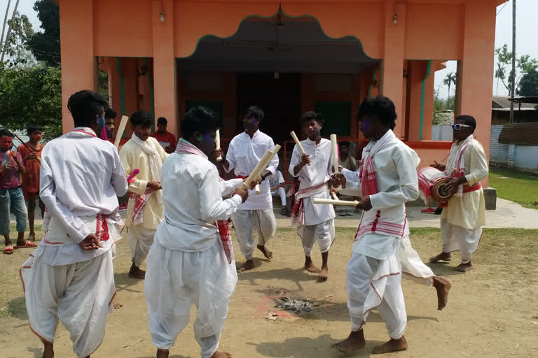 ফাকুৱা উপলক্ষে চাহ বাগিচাৰ লোকসকলে খেলিলে লাঠিখেল