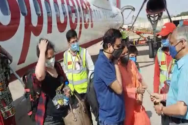 flight-of-pune-arrived-with-40-passengers-in-gwalior