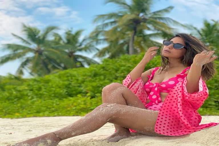 hina-khan-shares-photo-in-pink-beach-wear-from-maldives