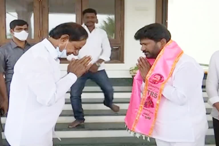 kadari anjaiah joins trs, BJP leader kadari