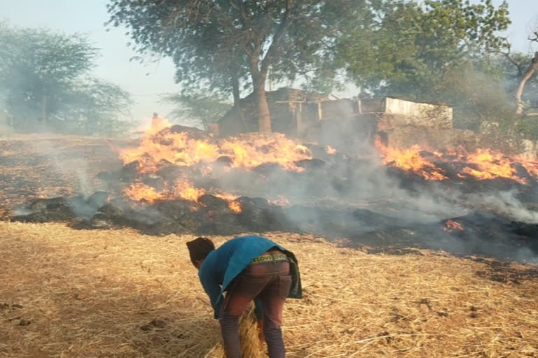 Dungarpur crop fire,  Short circuit fire in Dungarpur,  60 sacks of wheat burnt due to fire