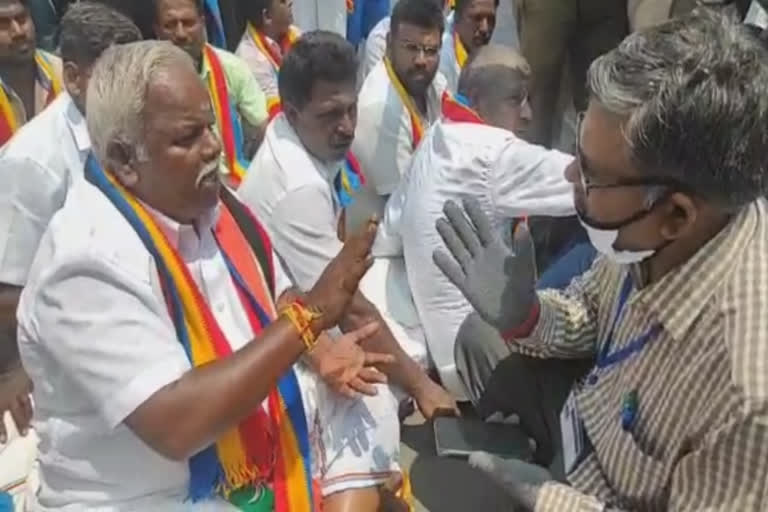 Gingee PMK candidate blocked the road to change election officials in favor of the DMK, பாமகவினர் சாலை மறியல், திமுகவுக்கு ஆதரவான தேர்தல் அலுவலரை மாற்ற பாமகவினர் சாலை மறியல், செஞ்சி பாமக வேட்பாளர் ராஜேந்திரன்