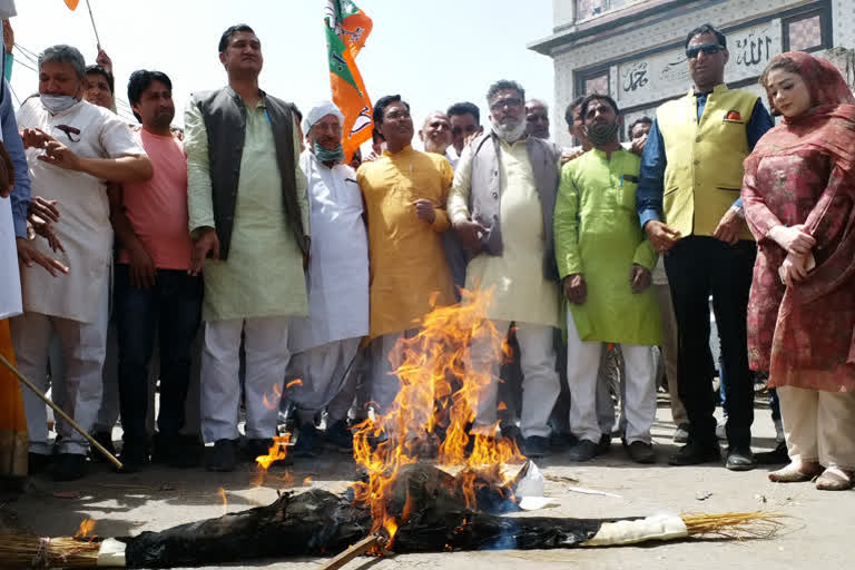 bjp workers protest against beating of mla arun narang