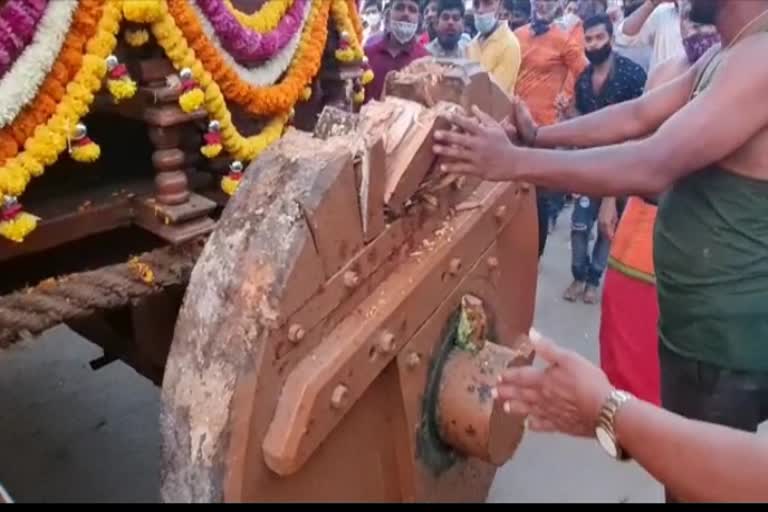 chariot broken during the Rathostava