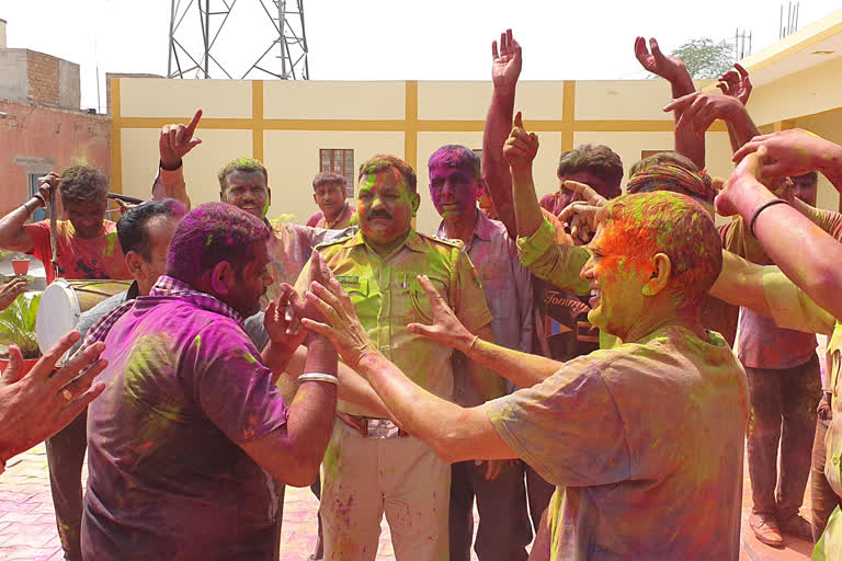 Holi in Hanumangarh,  Police celebrated Holi