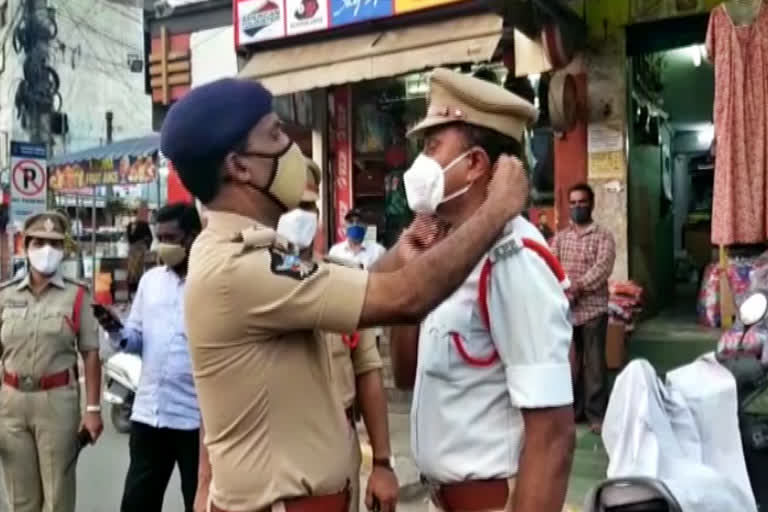 Guntur urban SP Ammi Reddy fines  Traffic policeman fined by SP  Andhra Pradesh SP  Guntur SP  SP Fines Tullur traffic CI for not wearing mask  ಸಿಐಗೆ ಫೈನ್​ ಹಾಕಿದ ಎಸ್​ಪಿ  ತುಲ್ಲೂರು ಸರ್ಕಲ್​ ಇನ್ಸ್​ಪೆಕ್ಟರ್​ಗೆ ಫೈನ್​ ಹಾಕಿದ ಗುಂಟೂರು ಎಸ್​ಪಿ  ಮಾಸ್ಕ್​ ಹಾಕಿಕೊಳ್ಳದ ಹಿನ್ನೆಲೆ ತುಲ್ಲೂರು ಸರ್ಕಲ್​ ಇನ್ಸ್​ಪೆಕ್ಟರ್​ಗೆ ಫೈನ್​ ಹಾಕಿದ ಗುಂಟೂರು ಎಸ್​ಪಿ  ಗುಂಟೂರು ಎಸ್​ಪಿ ಸುದ್ದಿ