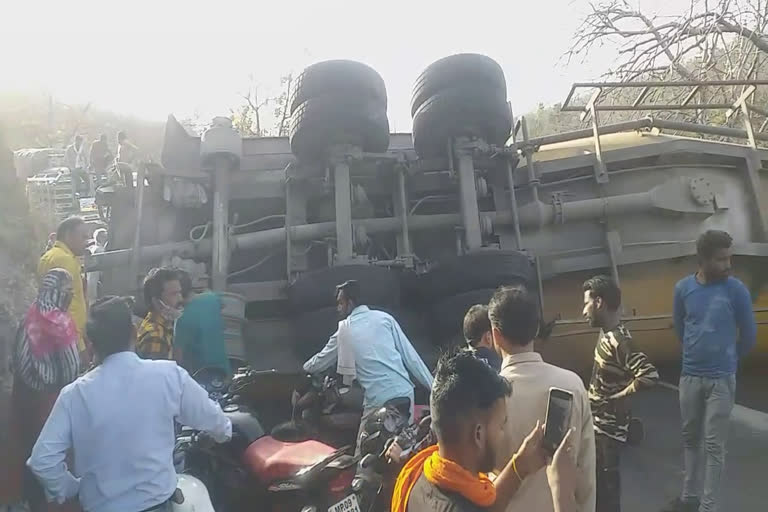 jam-due-to-overturning-of-truck