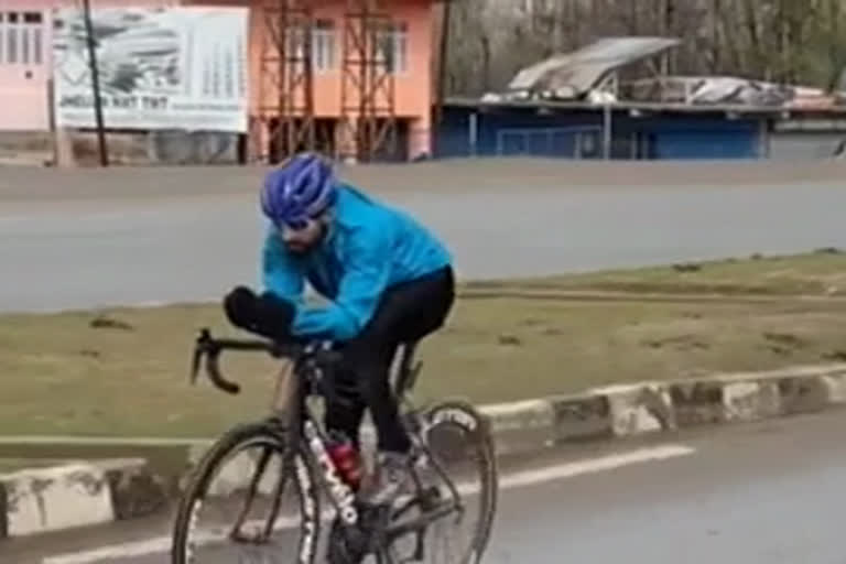 Kashmiri cyclist Adil creates History  കശ്മീർ  srinagar  ചരിത്രം സൃഷ്ടിച്ച് യുവ കശ്മീരി സൈക്ലിസ്റ്റ് ആദിൽ ടെലി