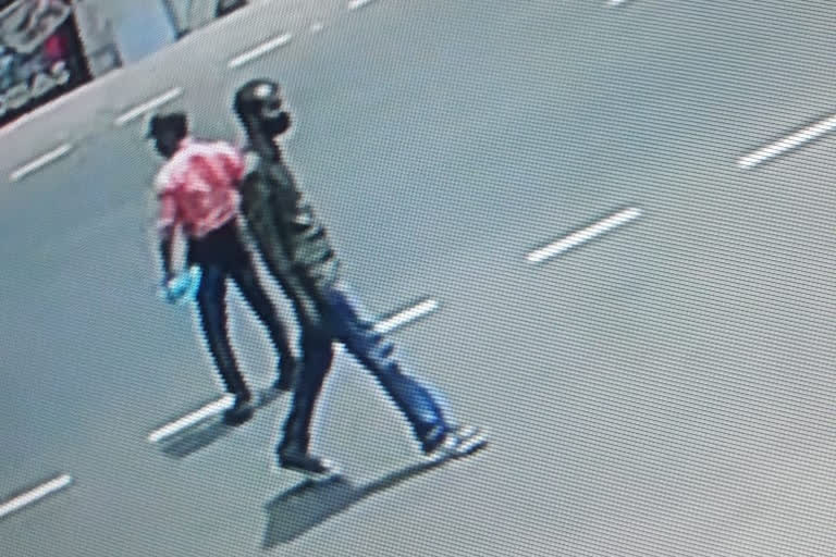 kallamala Robbery Case Kozhikode nadapuram  vadakara robbery case police released new cctv pictures  വടകര അഴിയൂര്‍  കോഴിക്കോട്  വീട്ടമ്മ  വടകര  വീട്ടമ്മയെ ആക്രമിച്ച് സ്വർണം കവർന്നു