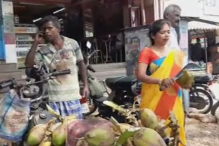 பாமக வேட்பாளர் கவிஞர்.திலகபாமா இளநீர் விற்று தீவிர பரப்புரை