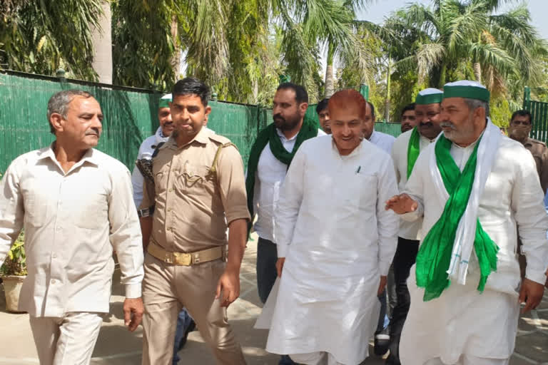 Farmer leader Rakesh Tikait meet with former MLA Madan Bhaiya