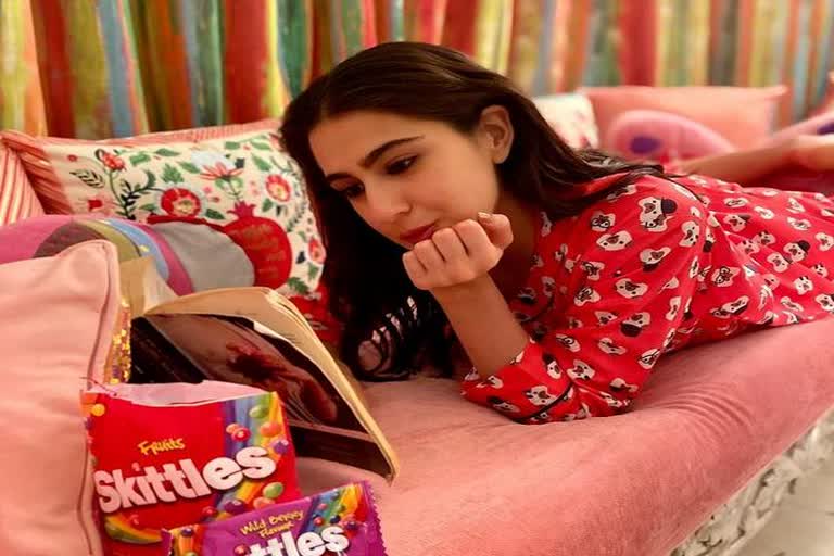 sara-ali-khan-is-spending-time-reading-books-in-free-time