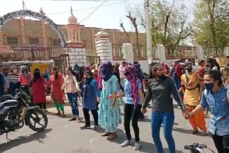 Demand to fill the vacant posts of lecturers in Churu,  Students protest by road blockade