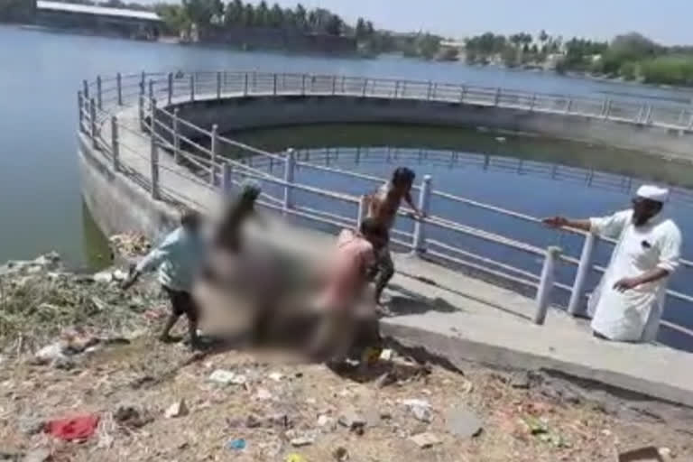 mother committed suicide in solapur , solapur suicide news,  siddheshwar talav,  ganpati ghat solapur,  सोलापूर आत्महत्या बातमी,  सिद्धेश्वर तलाव सोलापूर,  गणपती घाट सोलापूर,  महिलेची आत्महत्या सोलापूर