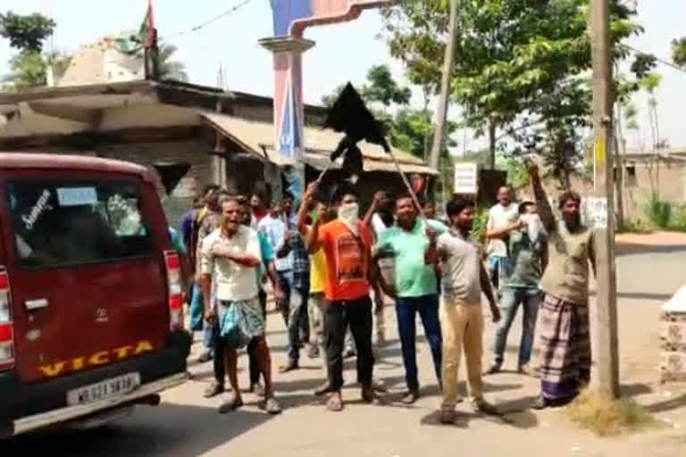 people show black flag to bjp candidate