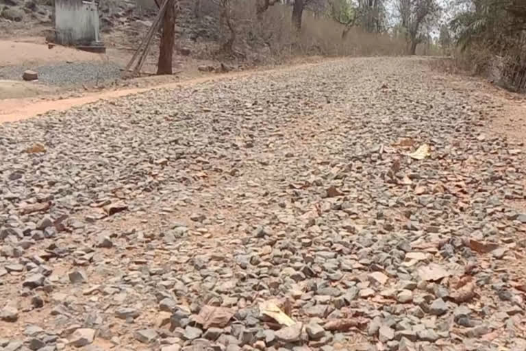 Villagers accused contractor of corruption in road construction in narayanpur