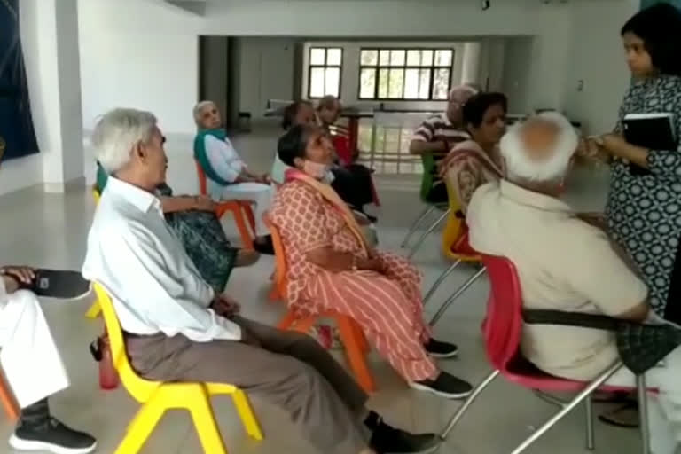 program-for-the-elderly-in-naraina-hasgulla-club