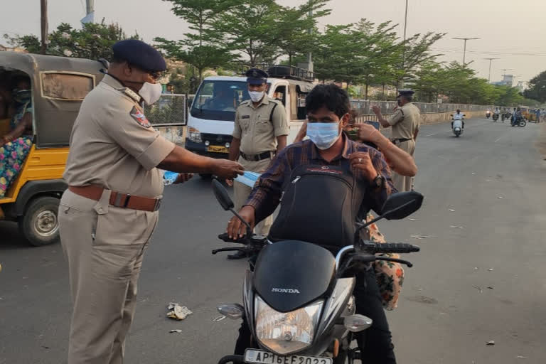 Delhi Police cut 1127 invoices for not wearing masks