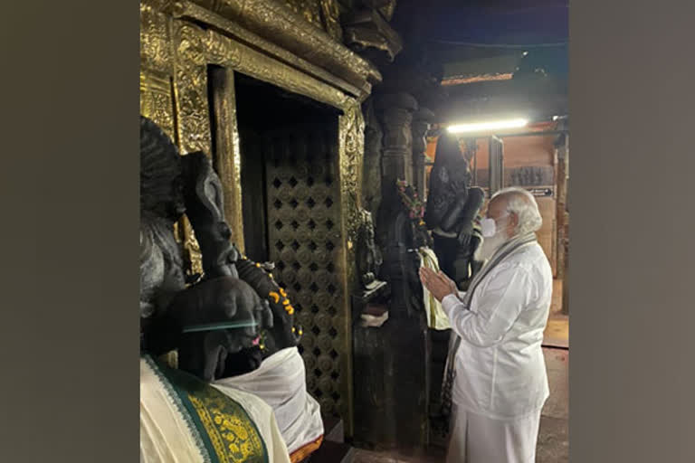 pm-modi-offers-prayers-at-madurai-meenakshi-amman-temple