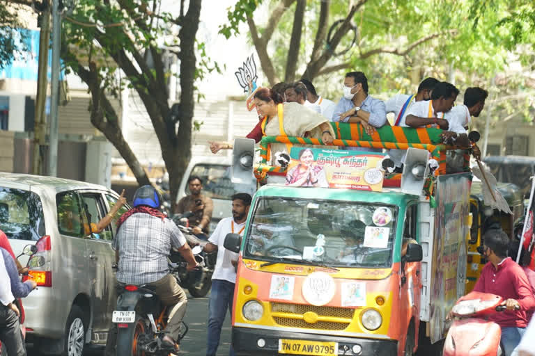 வாக்கு சேகரித்த குஷ்பு சுந்தர்