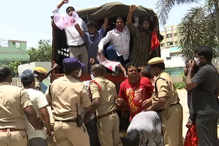 Student union leaders Obsession the home of Minister Errabelli, Student union leaders protest the death of KU student Sunil