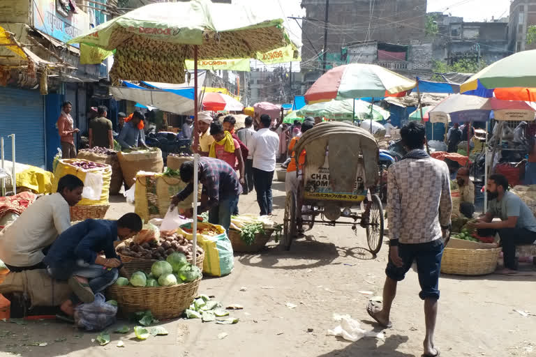 पटना की सब्जी मंडियों में बिना मास्क के लोग