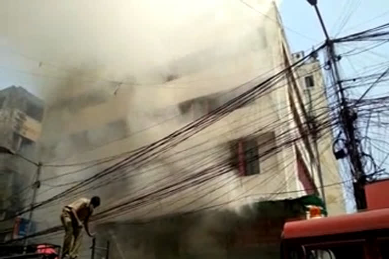 Fire at a warehouse in central Kolkata  Fire at a warehouse  Kolkata Fire news  കൊൽക്കത്തയിലെ ഗോഡൗണിൽ തീപിടിത്തം  ഗോഡൗണിൽ തീപിടിത്തം  കൊൽക്കത്തയിൽ തീപിടിത്തം