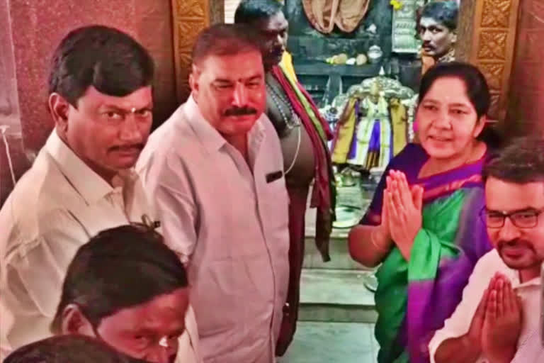 Minister Satyavathi Rathod visiting Veerabhadra Swamy Swami