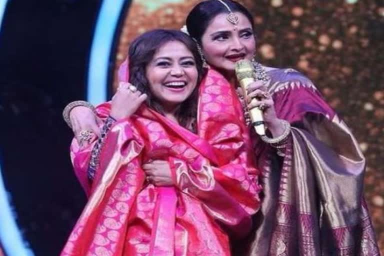 indian-idol-season-12-rekha-presented-a-kanjeevaram-saree-to-neha-kakkar-photo-goes-viral