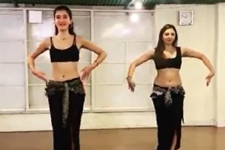 shanaya-kapoor-performs-flexible-belly-dance-on-shakiras-song-see-video