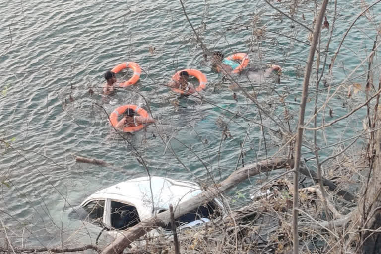 Four Members Of A Family Dead As Car Falls Into khadakwasla dam