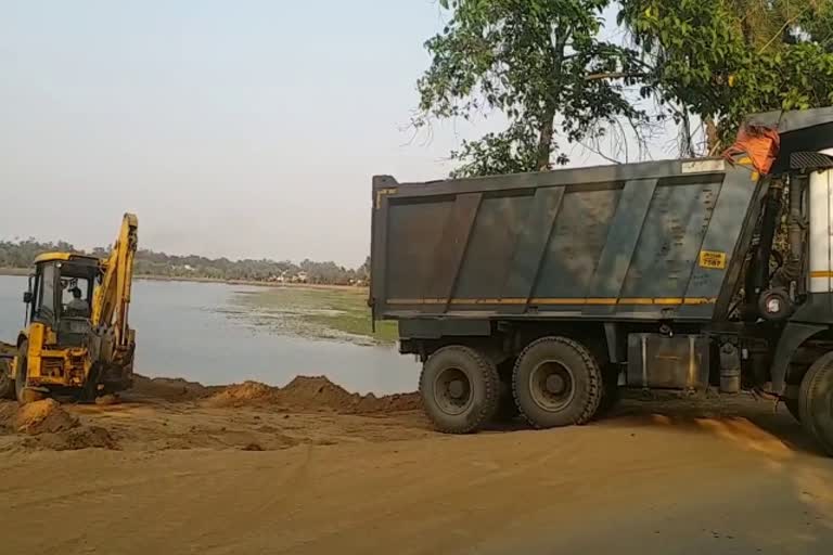 work-of-filling-lake-with-soil-stopped-in-hazaribag