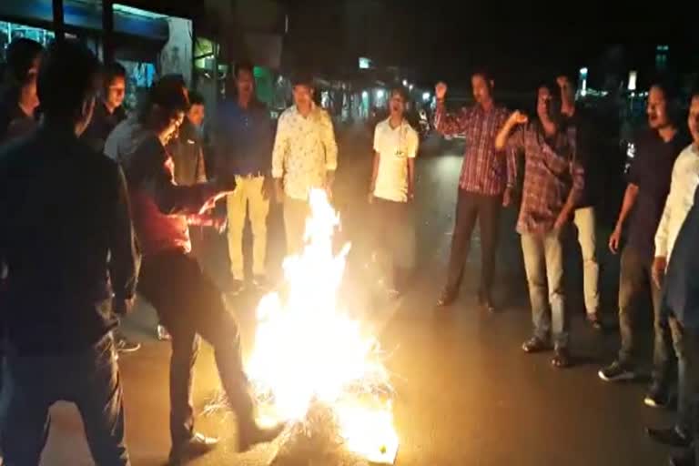 পীযুষ হাজৰিকাৰ পুত্তলিকা দাহেৰে প্ৰতিবাদ কাকপথাৰত