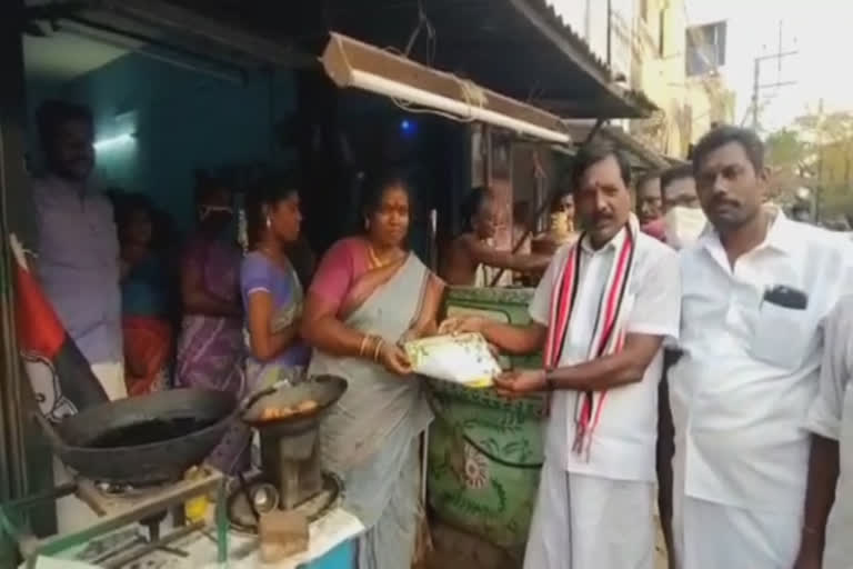 கடை கடையாக ஏறிச் சென்று தீவிர வாக்குச்சேகரிப்பு