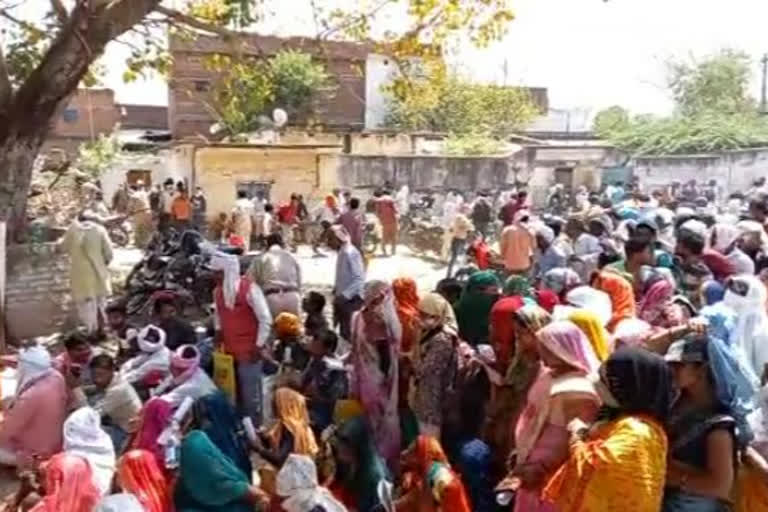 प्रत्याशियों को बैंकों में चालान जमा करने के लिए झेलनी पड़ रही अव्यवस्था.