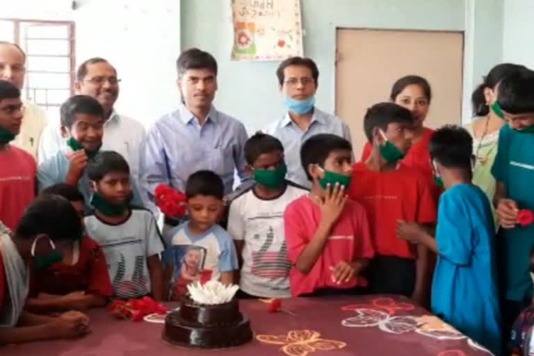 अनाथ बच्चों के बीच मनाया जन्मदिन