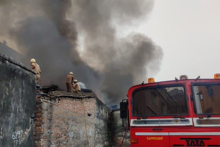 fire breaks out at shoe factory in kolkata