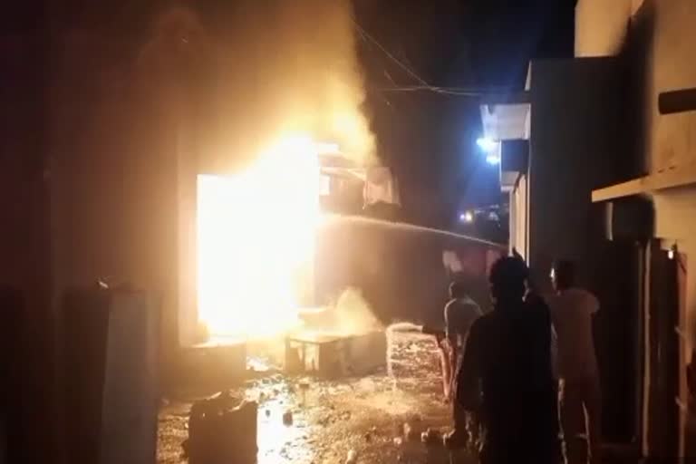 fire incident in Fatehpur, fire in firecracker shop