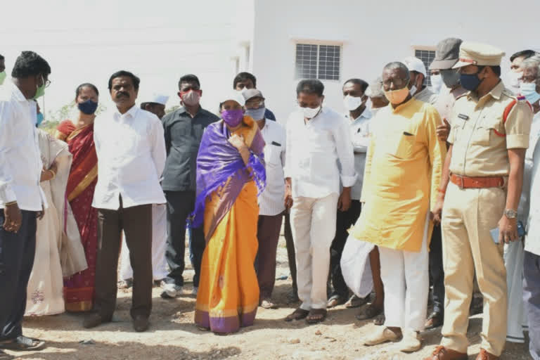 Collector inspecting the integrated market yard