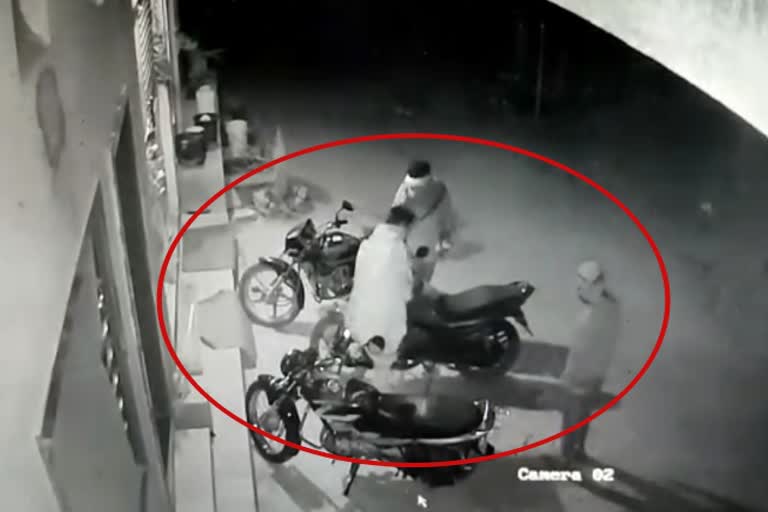 thieves theft a bike in Choti Sadri, प्रतापगढ़ न्यूज