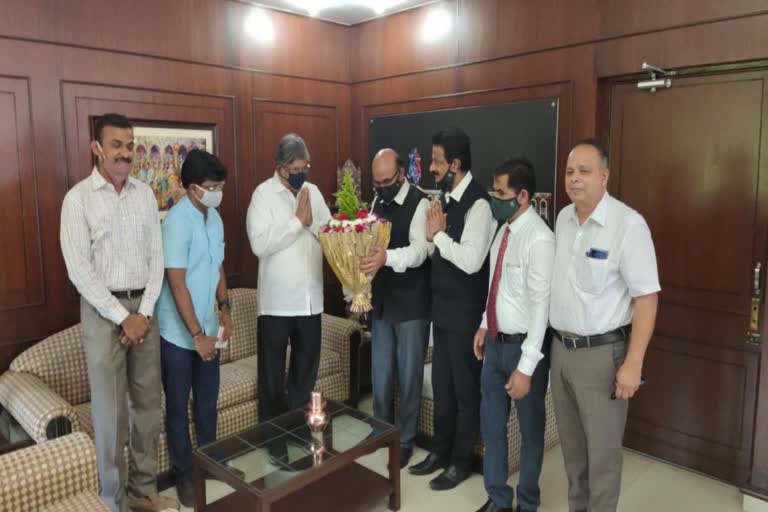 Chandrakant Patil meet Vice Chancellor Shirke