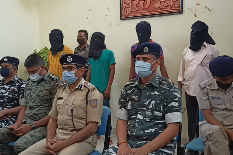 four arrested with weapon in gumla