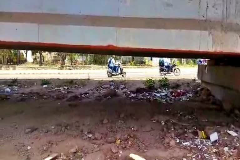 Lack of cleanliness in BR TC Flyover