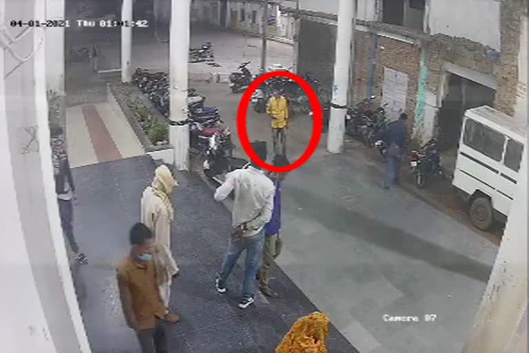 thief-took-bike-in-front-of-eyes-cctv-came-in-front