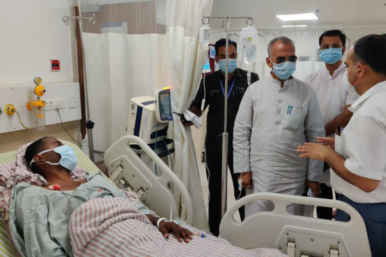 home-minister-tamradhwaj-sahu-reached-hospital-to-meet-injured-soldiers-in-naxal-attack-in-bijapur