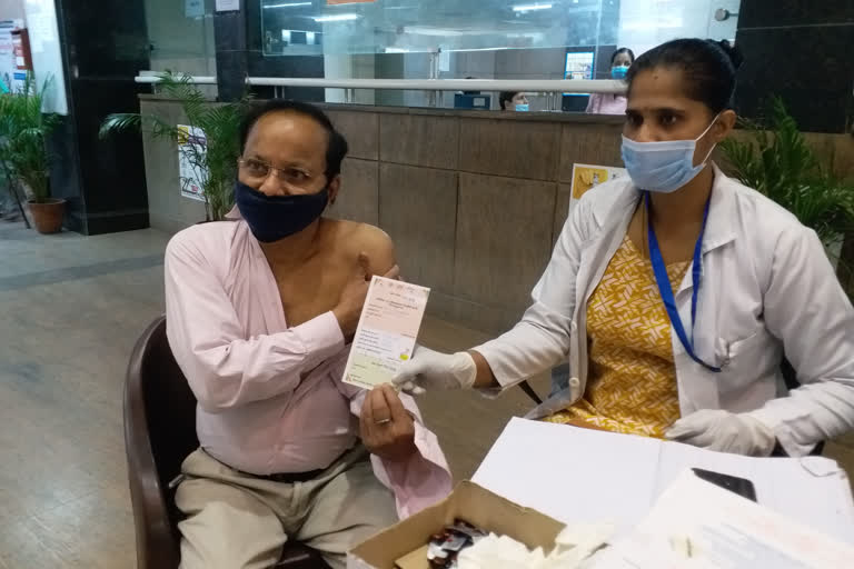 noida covid vaccination  corona vaccine in noida  corona pandemic in noida  corona cricis in noida  कोरोना महामारी नोएडा  नोएडा में कोरोना के नए मामले  नोएडा में कोरोना वैक्सीन