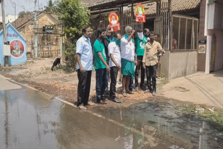 வீடு வீடாக நடந்து வாக்கு சேகரிப்பில் ஈடுபட்ட நாம் தமிழர் கட்சி வேட்பாளர்