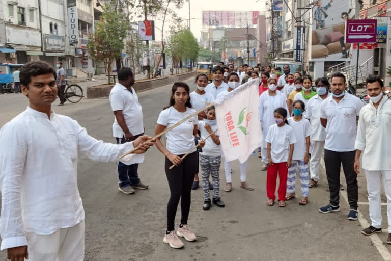 విశాఖ జిల్లా అనకాపల్లి మండలం తుమ్మలపాలలో యోగాపై అవగాహన