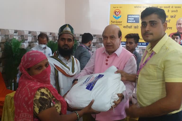 BJP leader Vijay Jolly distributed dry ration among needy people in sangam vihar of Delhi